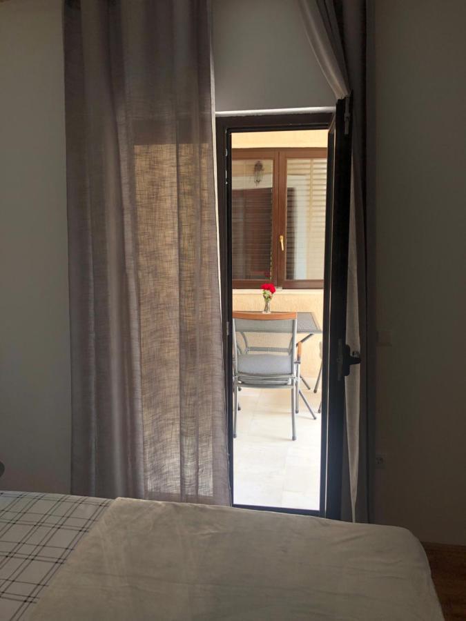 Apartman Ana Apartment Vrlika Bagian luar foto