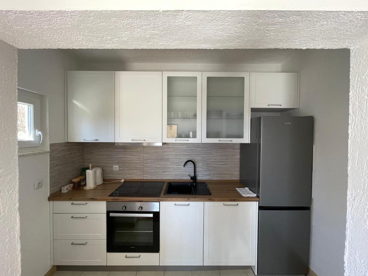 Apartman Ana Apartment Vrlika Bagian luar foto