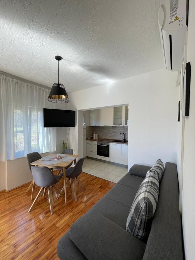 Apartman Ana Apartment Vrlika Bagian luar foto