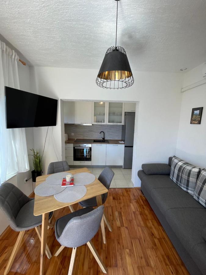 Apartman Ana Apartment Vrlika Bagian luar foto