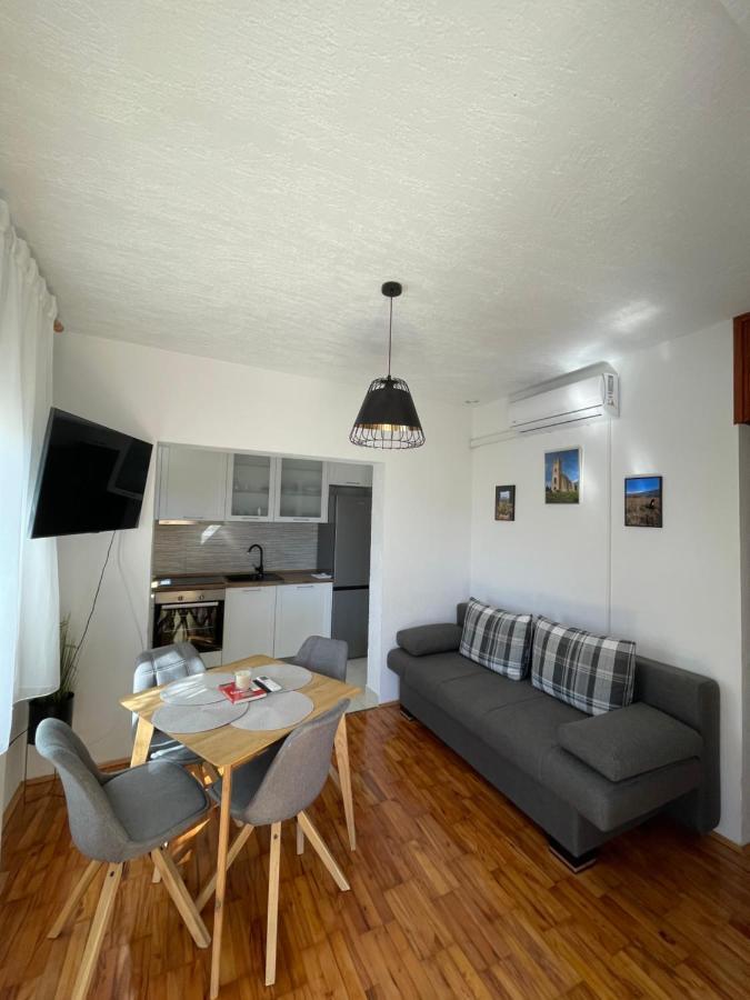 Apartman Ana Apartment Vrlika Bagian luar foto