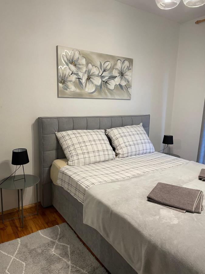 Apartman Ana Apartment Vrlika Bagian luar foto