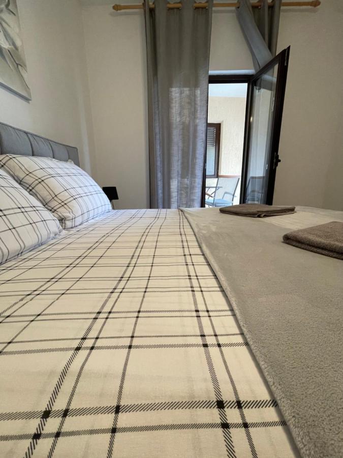 Apartman Ana Apartment Vrlika Bagian luar foto